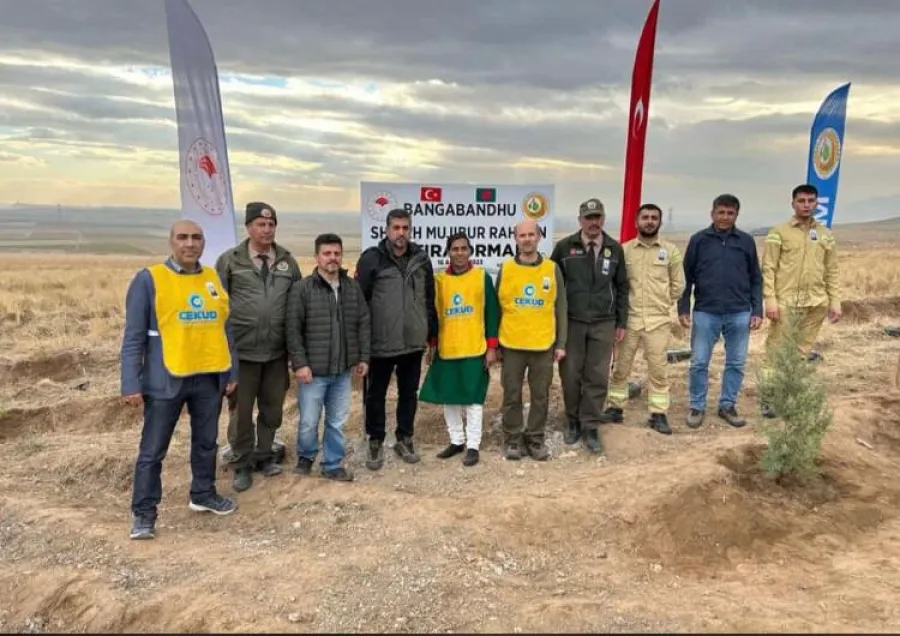 Ağaç dikimi yapan gönüllü ekip