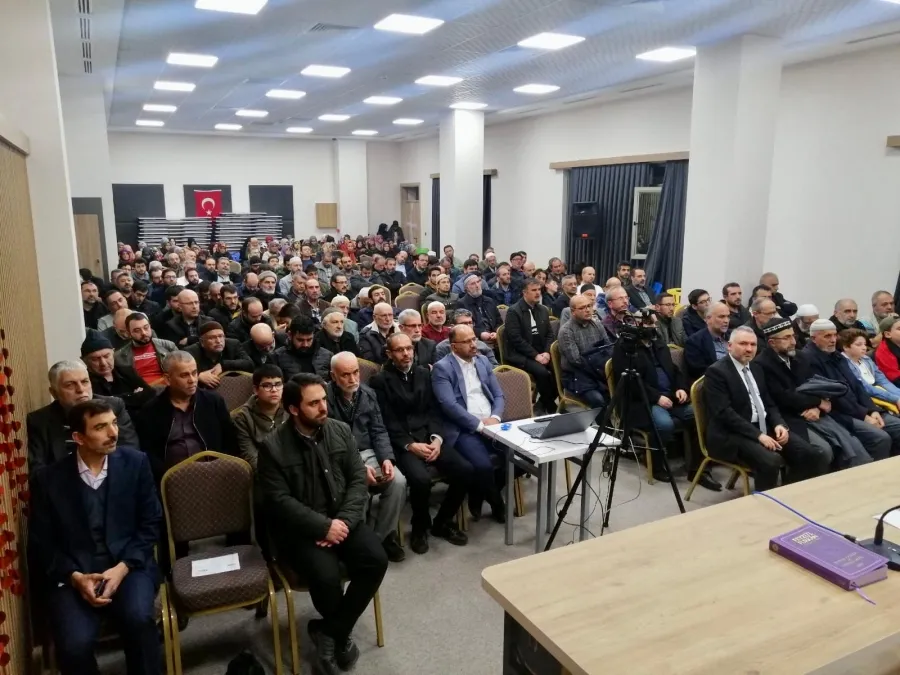 Program sırasında salonu dolduran dinleyiciler