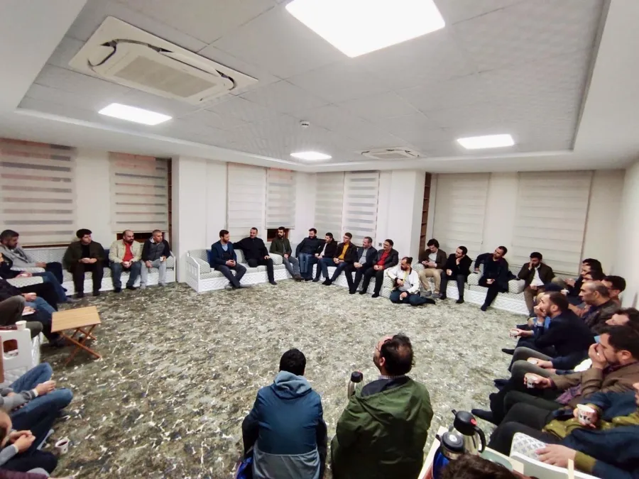 Halka düzeninde oturmuş sohbet grubu
