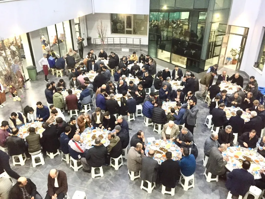Üstten görünen, sofralar etrafında toplanmış kalabalık