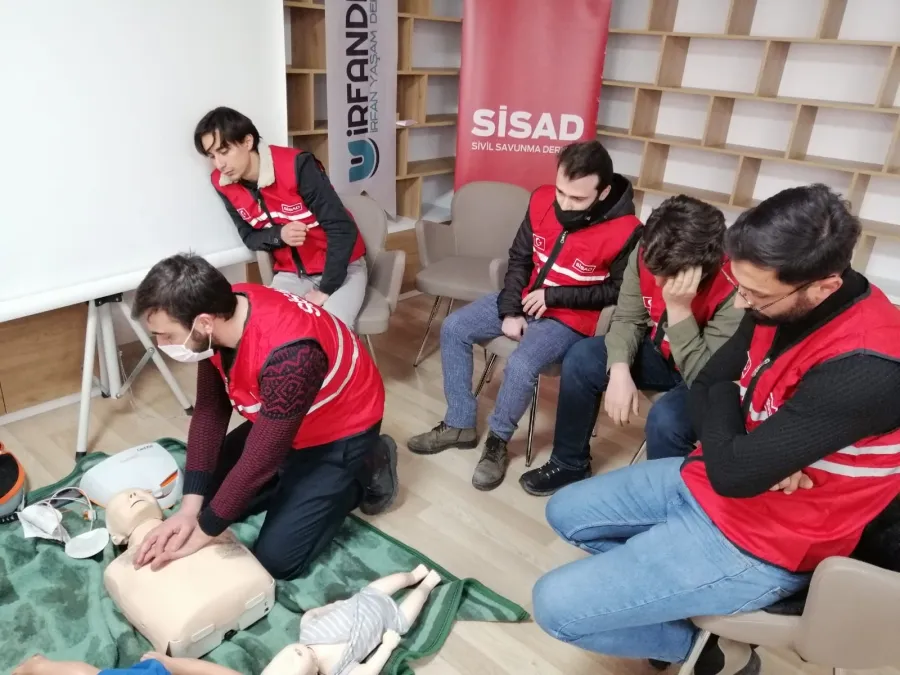 Maketle ilk yardım eğitimi yapan katılımcılar