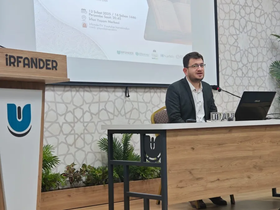 İRFANDER kürsüsünde konuşma yapan bir konuşmacı