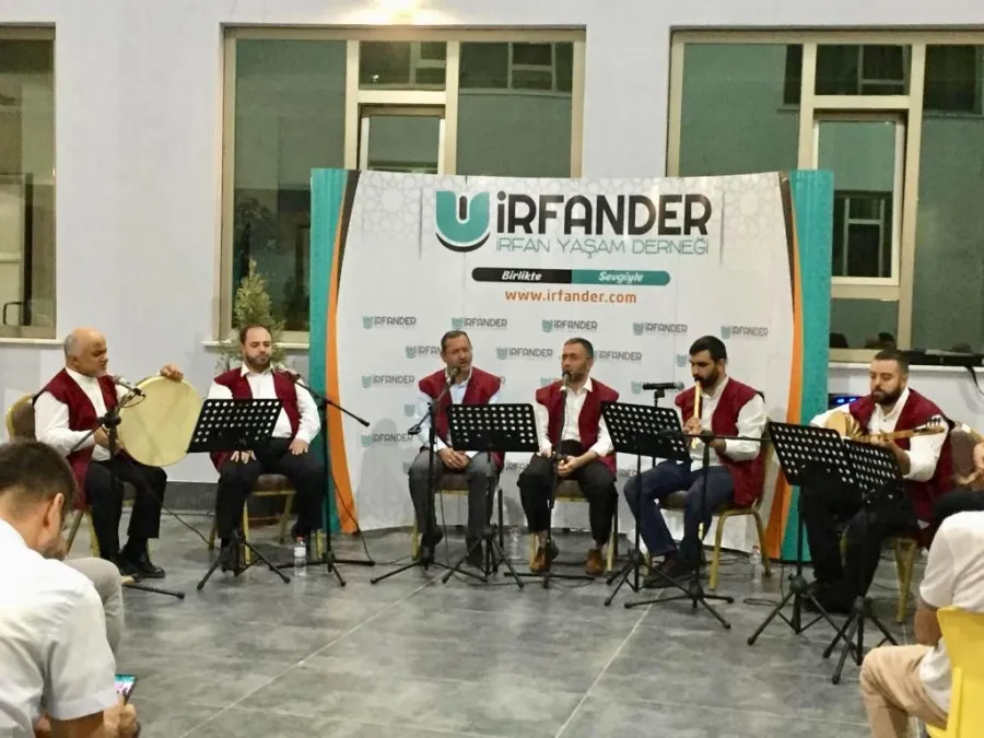 Sahnede musiki topluluğu