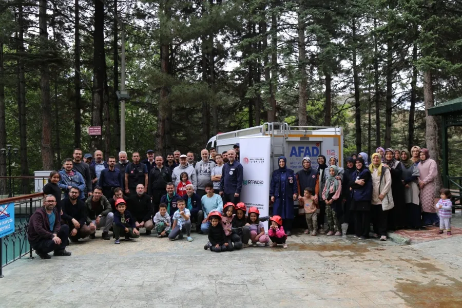 Orman buluşmasında bir araya gelen aileler